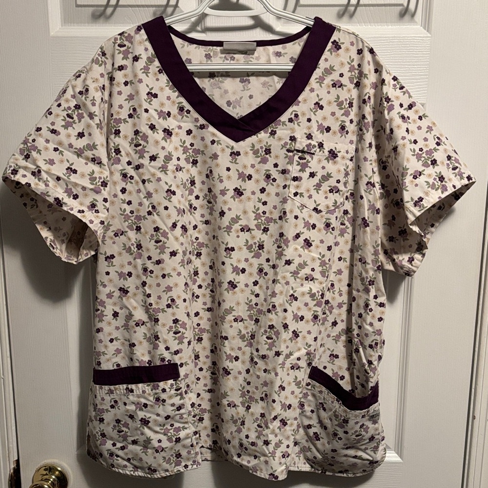 Uniform Advantage Plus Ditsy Floral Scrub Top. Size 3x.